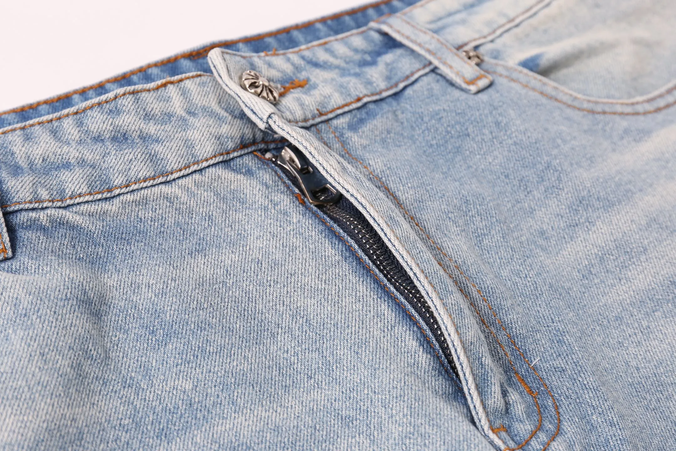 P240 Style number: H898 [Men's zipper style] Croxin & 𝐂𝐡𝐫𝐨𝐦𝐞 𝐇𝐞𝐚𝐫𝐭 ss25 new blue Miami red leather jeans. Styles with different wash textures are very friendly to people with thin legs. The slightly flared version perfectly modifies the leg shape. The timeless and moderate length makes it easy to match and match. It is the basis for various styles and is a must-have in your wardrobe! The fabric is stiff but also makes the upper body soft without losing texture. The washing process is even more perfect. It is a must-have item for everyone! ! ! Washed wheat, hang tag, pants label, three labels complete Color: blue Size: 30-32-34-36